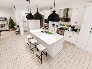 Modern 4-Story Townhome Med Center Sleeps 8 - 4