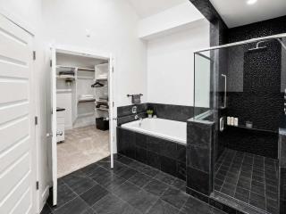 Modern 4-Story Townhome Med Center Sleeps 8 - Houston - 6
