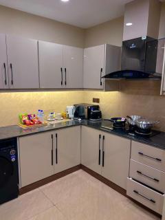 Zeta Suites 3BR with City View & Pool Access - 8