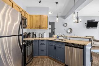 Cozy King Condo Mountain Views, Resort Perk and BBQ - 6
