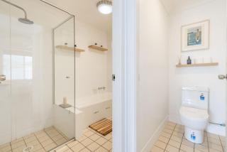 Pet friendly Driftwood Cottage, 1-28 Farm Rd - W-Fi, Air Con and ground floor - 1