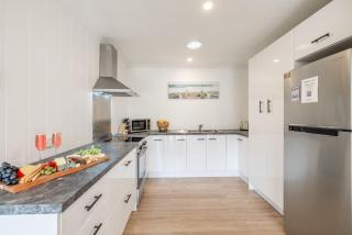 Pet friendly Driftwood Cottage, 1-28 Farm Rd - W-Fi, Air Con and ground floor - 5