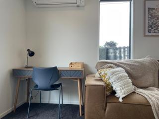Chic 2-Bed Townhouse in Heart of Christchurch - 7