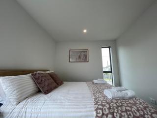 Chic 2-Bed Townhouse in Heart of Christchurch - 6
