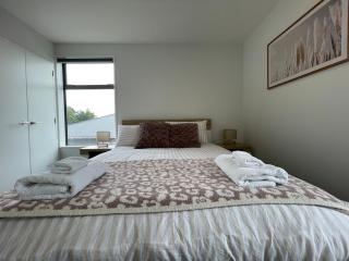 Chic 2-Bed Townhouse in Heart of Christchurch - 5
