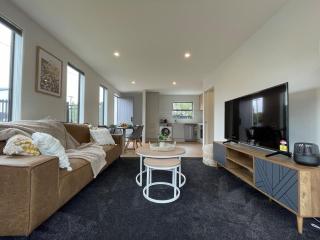 Chic 2-Bed Townhouse in Heart of Christchurch - 3