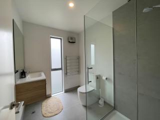 Chic 2-Bed Townhouse in Heart of Christchurch - 2