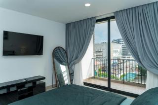 Luxury 1 Bedroom Penthouse with Backup Power and Fast WiFi near Airport - 2