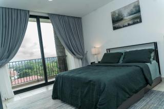 Luxury 1 Bedroom Penthouse with Backup Power and Fast WiFi near Airport - 3
