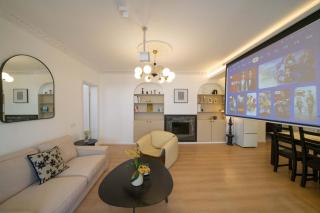 Yi Du Home with Double Views-At West Nanjing Road, Near Metro, Cards OK - 1