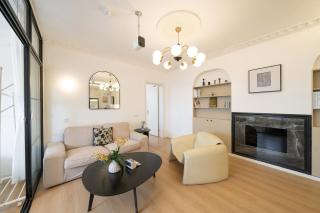 Yi Du Home with Double Views-At West Nanjing Road, Near Metro, Cards OK - 9