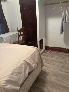 Private Bedroom & Queen Bed - 7
