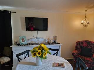 Vibrant & Vintage B & B - 4