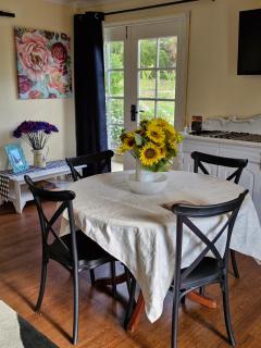 Vibrant & Vintage B & B - 5