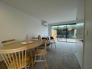 Modern 2BR Oasis Minutes from CBD walk to Merivale Mall - 3