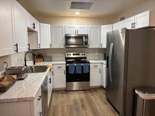 Fairview Hideaway - 3BR Near U of A & Downtown - EV Char - 8