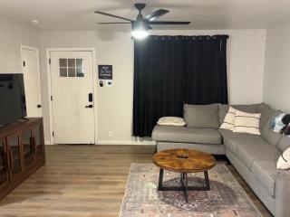 Fairview Hideaway - 3BR Near U of A & Downtown - EV Char - 7