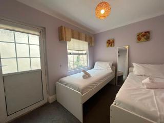 Characterful 2BDR Cottage Flat with Terrace Dublin - 7