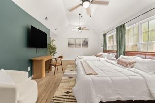 NEW! Peaceful Escape- Hot Tub, Game Room, Sleeps 16 - 7