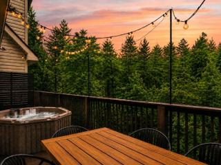 NEW! Peaceful Escape- Hot Tub, Game Room, Sleeps 16 - 4