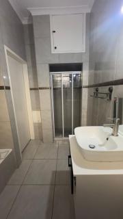 Comfortable Guest Room in Ekurhuleni with Shared Pool - 6