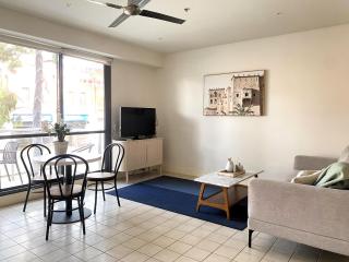 THE WATERFRONT APARTMENTS 1 Bedroom Studio Apartment with Street Views located on the Geelong Waterfront - 4407 - 2