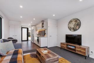Brand New What a Steal Plus Free off Street Park - 7