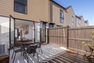 Brand New What a Steal Plus Free off Street Park - 6