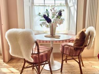Stylish 2 bed Apt 15 min walk to beach or harbour - 1