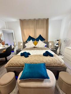 Hotel & Suite - 0