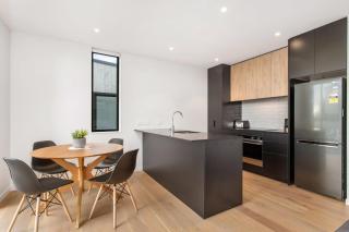 CBD Location Sunny Warm Free off Street Parking - 9
