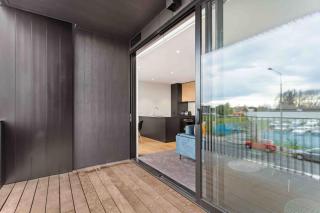 CBD Location Sunny Warm Free off Street Parking - 8