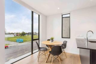 CBD Location Sunny Warm Free off Street Parking - 7