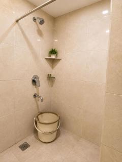 Cosy Room With Private Bath And Work Desk - 4
