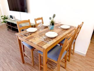 Panoramic Canal Views from Spacious 2 Bedroom in Prime location - 4