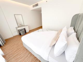 Panoramic Canal Views from Spacious 2 Bedroom in Prime location - 3