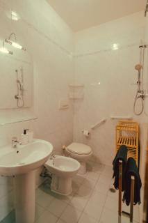 Central Elegance Apartment with Parking - 5