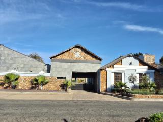 Fly Inn Lodge & Conference Center, Boksburg North - 8
