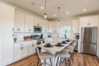 OZELLO TRAIL SUNRISE Brand new waterfront canal home, dining patio overlooking the Mangrove Islands with manatees, otters, dolphins galore! Sleeps 6 in a King, Queen and 2 Twins, 1 Dog ok with addl fee - 9