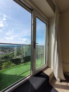 Stunning Sheffield Penthouse with Panoramic Views - 4