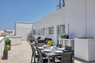 Elegant 2BR Penthouse with Terrace and Jacuzzi in St Julians - 8