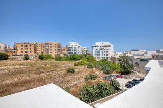 Elegant 2BR Penthouse with Terrace and Jacuzzi in St Julians - 5