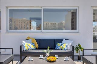 Elegant 2BR Penthouse with Terrace and Jacuzzi in St Julians - 3