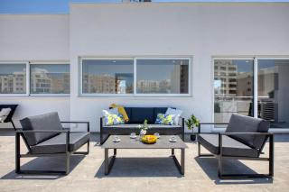 Elegant 2BR Penthouse with Terrace and Jacuzzi in St Julians - 1