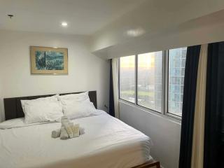 Luxury 2BR with Stunning Skyline Views in BGC - 5