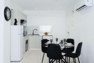 Serene 2BR Mackenzie Apt 5 Min Walk to the Beach - 8
