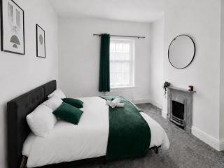 Spacious Coventry House Parking Longer Stays - 9