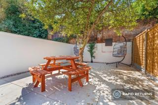 Modern Home in Reading Town Centre, Sleeps 12, FREE High Speed WiFi By Rapid Returns - 7