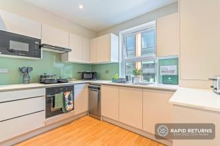 Modern Home in Reading Town Centre, Sleeps 12, FREE High Speed WiFi By Rapid Returns - 6