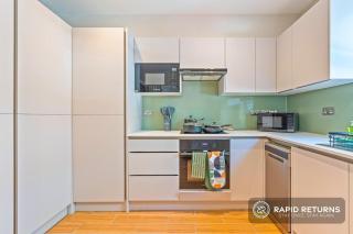 Modern Home in Reading Town Centre, Sleeps 12, FREE High Speed WiFi By Rapid Returns - 5